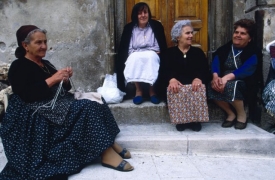 Ženy ve vesnici Scanno ve střední Itálii.
