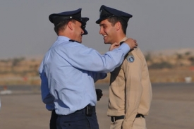 Zahynuvší pilot Ramon (vpravo) se svým velitelem.