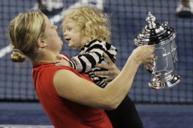 Šťastná Kim Clijstersová s dcerou a vítěznou trofejí.