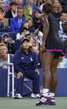 Serena Williamsová právě vyčítá rozhodčí, že jí ohlásila chybu nohou.