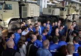 Putin mezi dělníky ve zbrojovce v Tule.