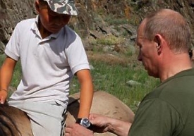 Putin daruje své hodiny synu pastevce.