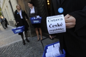 Věci veřejné rozdávaly ruličky s nápisem Ústava České republiky.