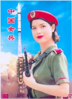 Čínská vojačka před raketou DF-5.