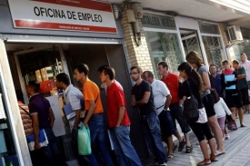 Pracovních míst ubývá. Fronta nezaměstnaných v Madridu.