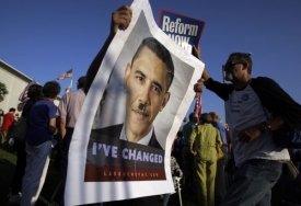 Někteří protestující považují Obamu za rovného Hitlerovi.