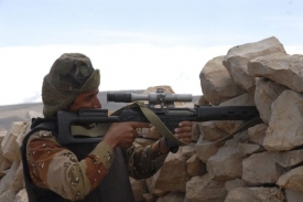 Vládní voják při střetu s rebely v Sa'dě.