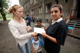 Viera Horniaková (vlevo) přebírá i dodává poštovní zásilky.