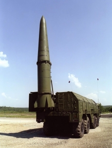 Mobilní odpalovací systém raket krátkého doletu Iskander.