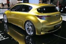 Lexus LF-Ch pohání hybridní ústrojí.