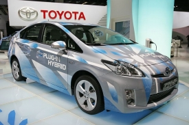 Toyota Prius Plug-in Hybrid ujede na elektřinu dvacet kilometrů.