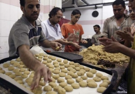 Pekaři v Káhiře připravují oblíbenou pochoutku k ramadánu.