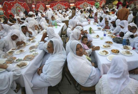 Ženská věznice v Káhiře. Vězenkyně s dětmi čekají na pokrm po půtu.