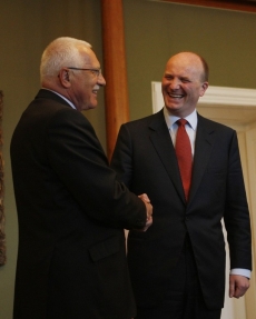 Nejznámější euroskeptici, český Václav Klaus a irský Declan Ganley.