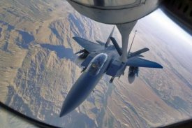 Cisterny bombardoval F-15 Strike Eagle. Na snímku tankuje ve vzduchu.