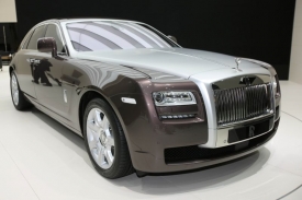 Rolls-Royce Ghost je rychlejší než vrcholný model Phantom. O moc menší není, tento „malý rolls“ měří na délku pět a půl metru.