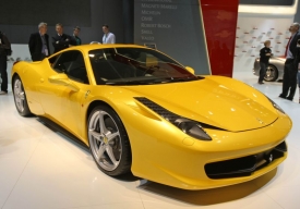 Ferrari 458 Italia okouzlí svou vyspělou technikou. Například jeho osmiválec vydoluje z objemu 4,5 litru 570 koní bez pomoci přeplňování.