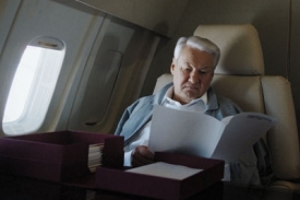 Jelcin v době největší 'slávy' cestuje letadlem na státní návštěvu.
