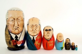 Jelcin (zleva), Gorbačovv Breřněv a spol. coby matrjošky.