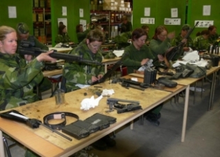 Příslušnice švédské Domobrany připravují výzbroj.