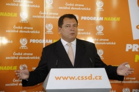 Předseda ČSSD Jiří Paroubek na tiskové konferenci.
