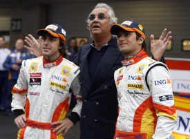 Šéf a jezdci. Zleva Fernando Alonso, Flavio Briatore a Nelson Piquet.