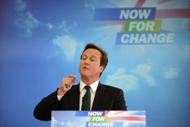 David Cameron se s Klausem domlouvá na osudu lisabonské smlouvy.