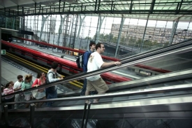 Eskalátory v metru jsou skrytým nebezpečím zejména pro děti.