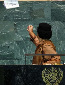 Kaddáfí odhazuje potrhanou Chartu OSN.