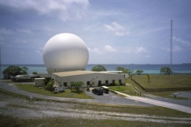 Radar umístěný na vojenské základně Kwajalein, který měl stát v Česku.