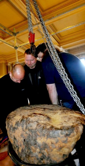 Manipulace s t&eacute;měř tunov&yacute;m meteoritem nen&iacute; jednoduch&aacute;.