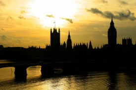 Soumrak nad britským parlamentem.