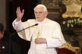 Papež Benedikt XVI. uvnitř kostela Panny Marie Vítězné.