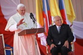 Prezident Václav Klaus naslouchá projevu papeže.
