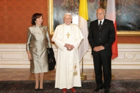 Papež se setkal s prezidentem a jeho chotí.