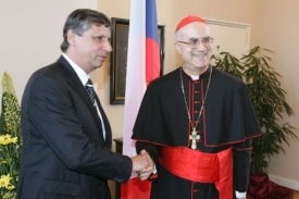 Premiér Fischer se sekretářem Vatikánu.