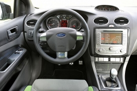 Ford Focus RS nabízí výše ležící sedačku.