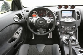 V Nissanu 370Z sedíte akorát mezi přední a zadní nápravou.