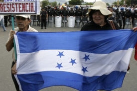 Honduraská vlajka u jednoho z protestních pochodů.