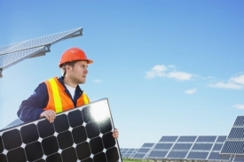 Obří solární zařízení bude v provozu od přelomu roku 2010 a 2011.