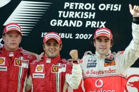 Felipe Massa (uprostřed). První krok zpět na stupně vítězů?