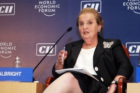 Madeleine Albrightová s jednou z vystavených broží.