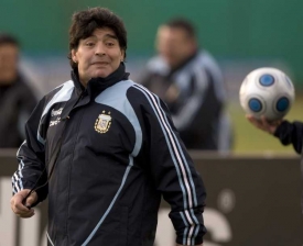 Diego Maradona, kouč fotbalistů Argenitny.