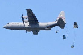 Hercules C-130 shazuje svůj náklad (ilustrační foto).