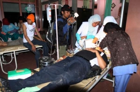 Zraněné po zemětřesení v Padangu ošetřují v nemocnici.