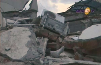 Záběry zhroucených budov v indonéské televizi.