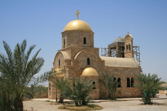 Nově opravený kostel na izraelské straně řeky Jordán.