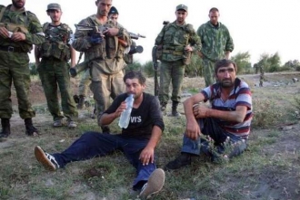 Ruští vojáci a gruzínští civilisté.