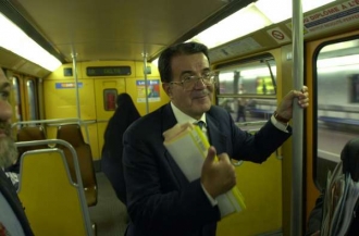 Bývalý šéf EK Prodi jede bruselským metrem.