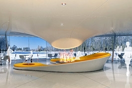 Sněhobílý interiér Klubu Volavka doplňují akcenty žluté barvy.